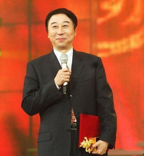 王冠中家庭背景,出身名门，传承家族荣耀的传奇人生